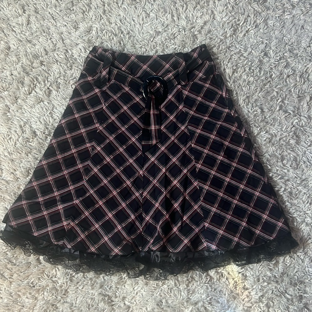 Plaid and lace skirt with oval belt